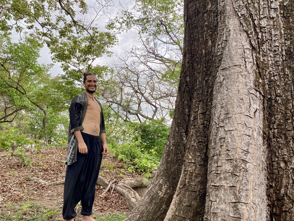 Julian en medio del bosque